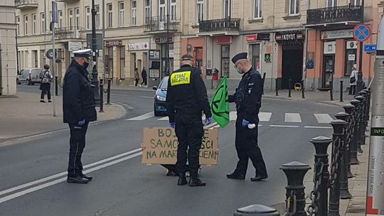 Człowiek usiadł na środku ulicy w centrum Lublina i nie chciał zejść