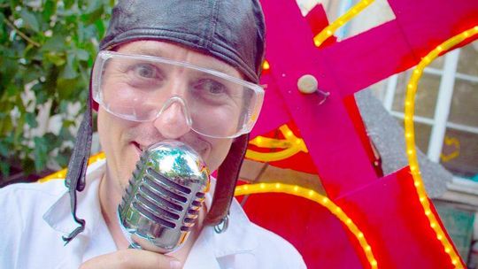 Człowiek z maszyną w pubie Stacyjka