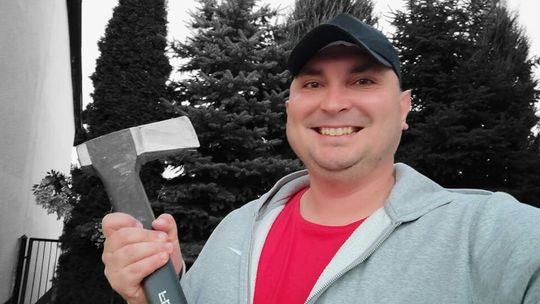 Człowiek z siekierą podbija internet. Co za tym stoi?