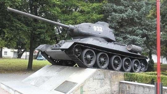 Czołg w Dubience pod lupą IPN. Chodzi o napis