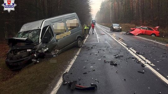 Czołowe zderzenie busa i osobówki. Auta zostały niemal doszczętnie zniszczone [zdjęcia]