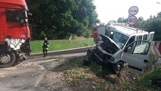 Czołowe zderzenie busa z ciężarówką. Kierowca wpadł w poślizg