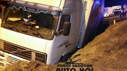 Czołowe zderzenie ciężarówki z mazdą. Kierowca osobówki był pijany