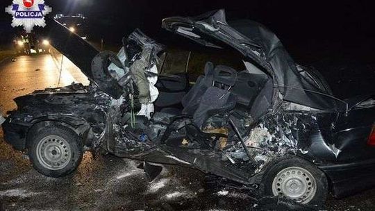 Czołowe zderzenie dwóch aut. 23-latek zginął na miejscu 