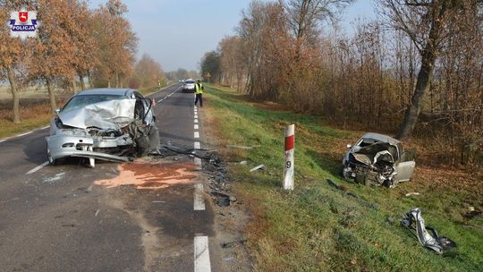 Czołowe zderzenie dwóch aut osobowych. Kierowcy w szpitalu