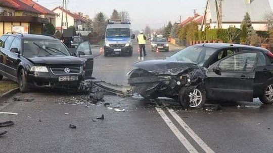 Czołowe zderzenie dwóch aut. Trzy osoby w szpitalu 