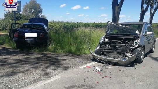 Czołowe zderzenie dwóch samochodów. 22-latek jechał zbyt szybko