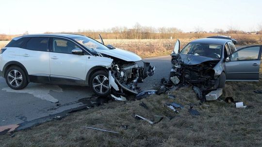 Czołowe zderzenie dwóch samochodów. Cztery osoby w szpitalu