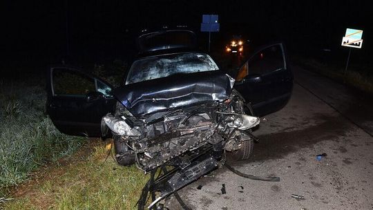 Czołowe zderzenie dwóch samochodów. Jeden z kierowców miał zakaz prowadzenia, a drugi był prawdopodobnie pijany