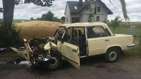 Czołowe zderzenie fiata i peugeota. Zginął kierowca