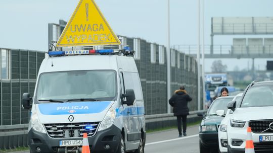 Czołowe zderzenie na krajowej „17”. Jedna osoba ranna, lądował śmigłowiec LPR