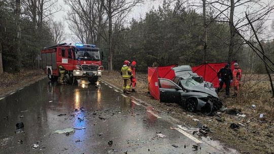 Czołowe zderzenie osobówki z ciężarówką. Zginęła jedna osoba