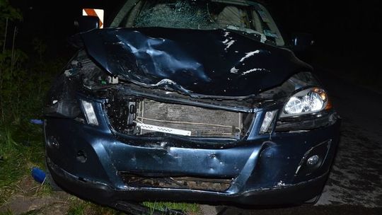 Czołowe zderzenie samochodu osobowego i motocykla. Dwie osoby w szpitalu [zdjęcia]