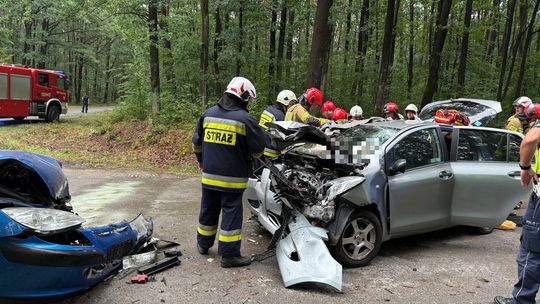 Czołowe zderzenie w Bronisławce. Dwie osoby w szpitalu