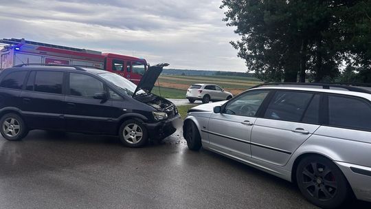 Czołowe zderzenie w Stężycy Łęczyńskiej. Dwie osoby trafiły do szpitala