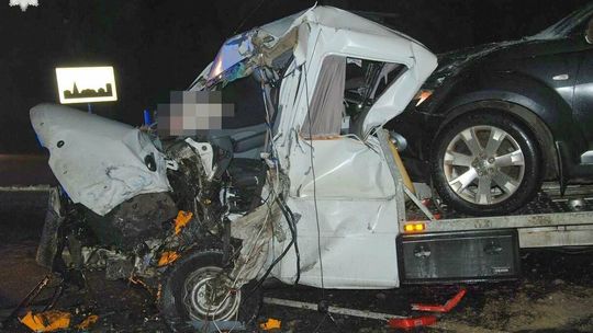 Czołówka z autokarem. W środku 29 pasażerów 