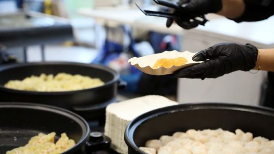 Cztery festiwale, jeden weekend. Azjatyckie smaki opanują Targi Lublin Przygotowywanie azjatyckich pierożków podczas festiwalu azjatyckiego
