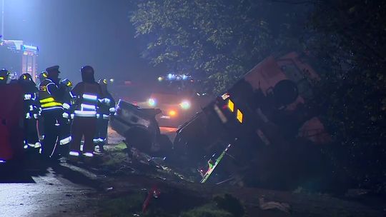 Cztery osoby zginęły w wypadku. BMW wyjechało wprost pod ciężarówkę [wideo]