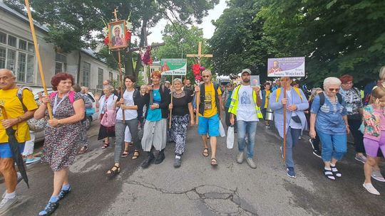 Cztery pary butów w plecaku pielgrzyma. Zamość już w drodze na Jasną Górę 