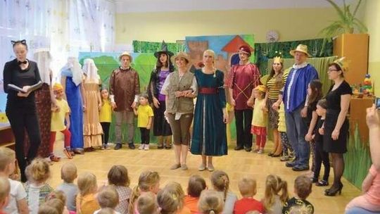 Cztery próby i premiera. Rodzice na scenie w przedszkolu