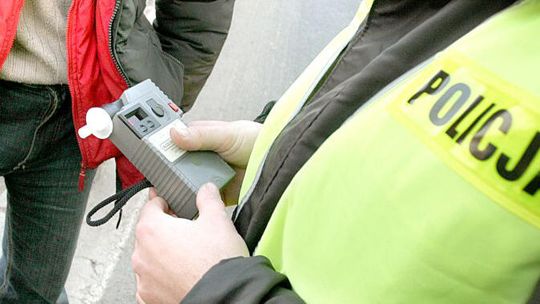 Czujny obywatel wypatrzył przez okno pijanego kierowcę i wezwał policję