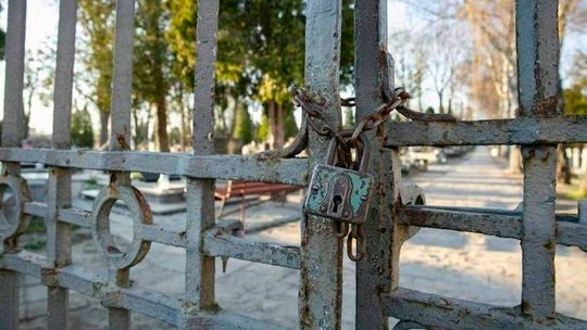 Czy będzie można odwiedzić groby bliskich 1 listopada? Minister komentuje