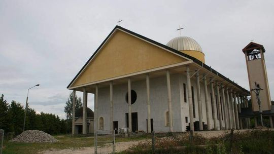 Czy garaże komponują się ze świątynią?