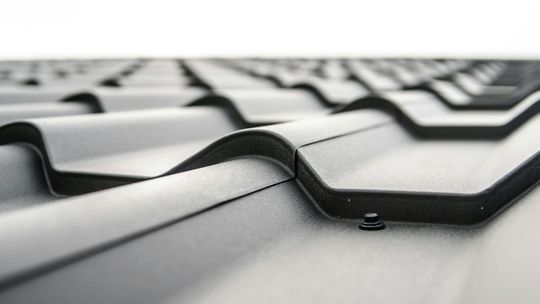 Czy malowanie dachu samodzielnie naprawdę wychodzi taniej?