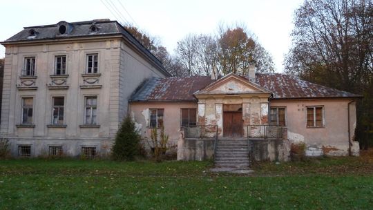 Czy obskurny dwór będzie wizytówką gminy? Sołtys: „Nam się ta wiedza należy” 