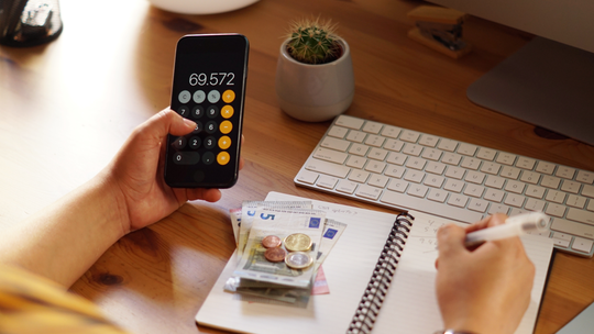 Czy pożyczka na raty się opłaca? Analiza kosztów, RRSO i ukrytych opłat