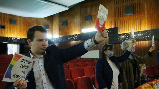 Czy radni Kraśnika wycofają się z uchwały anty-LGBT? Trwa sesja