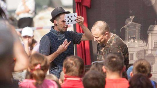 Czy sztukmistrze są bogaci? Rozmowa z Domi Circo, artystą występującym na Carnavalu Sztukmistrzów