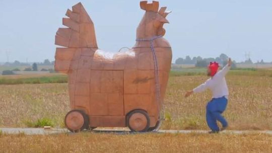 Czy złota kura lata? Nietypowa reklama nowego połączenia z lotniska w Świdniku