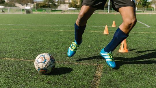 Czym różni się trening techniczny od treningu taktycznego w piłce nożnej?