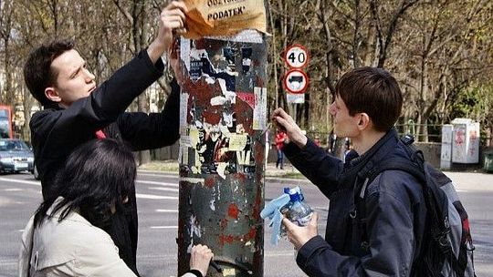 Czyścili miasto z plakatów reklamowych