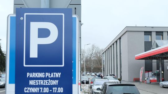 "Czyste zdzierstwo". Kierowcy wściekli za opłaty za parkowanie koło nowego Wydziału Komunikacji