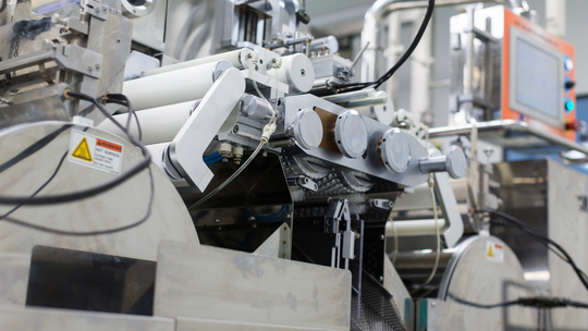 Czyszczenie maszyn i urządzeń przemysłowych - kiedy jest potrzebne?