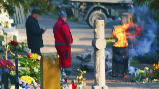 Czytelnik alarmuje: Palą śmieci tuż przy grobach