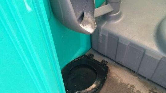 Czytelnik: Tragiczny stan toalet na końcowych. Aż strach wejść