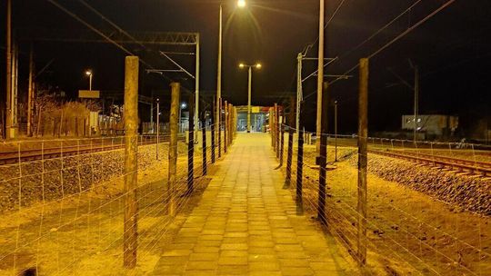 Czytelnik wysiadł na stacji PKP w Białej Podlaskiej i zobaczył "zasieki". "Jak w jakimś obozie"