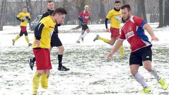 Dąb Dębowa Kłoda – Orlęta Łuków 1:5. Walczyli ze sobą i śniegiem