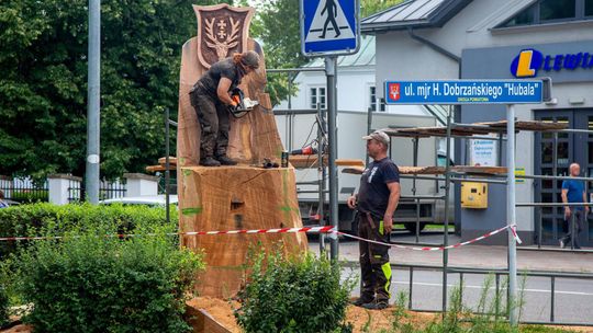 Dąb padł, ale nie przepadł. Przerobili go na... tron