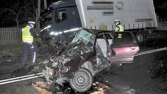 Dąbie: Śmiertelny wypadek. 19-letni kierowca audi nie przeżył zderzenia z ciężarówką