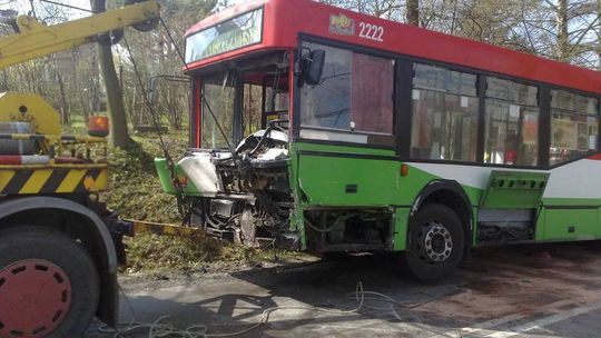 Dąbrowica: Czołowe zderzenie mercedesa z autobusem. Nie żyje kierowca