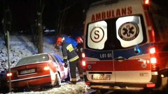 Dąbrowica: Passat w rowie. Trudne warunki na drogach