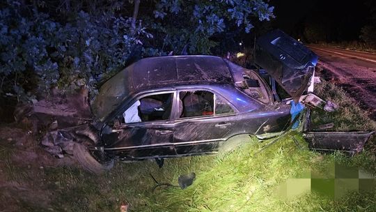 Dachował Mercedesem i uciekł. Nietrzeźwego kierowcę zatrzymał policjant po służbie