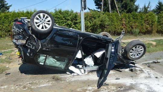 Dachował po uderzeniu w betonowy przepust. Dwie osoby w szpitalu