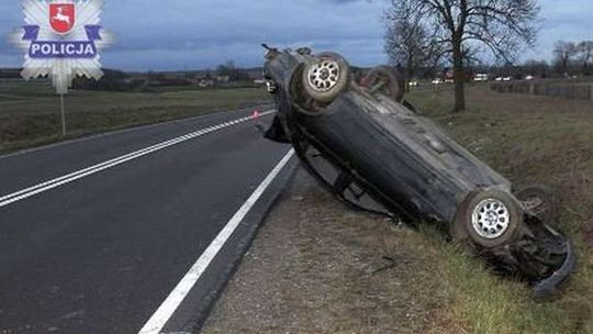 Dachowanie BMW. Kierowca nie wyrobił się na zakręcie