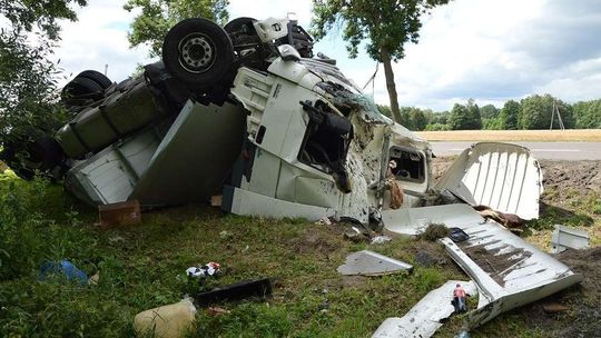 Dachowanie ciężarówki i pożar golfa po zderzeniu z BMW [zdjęcia]