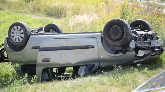 Dachowanie i kolizja na Felinie. Dwa samochody w rowie